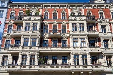 Berlin, Almanya 'da yenilenmiş eski bir apartmanın cephesi