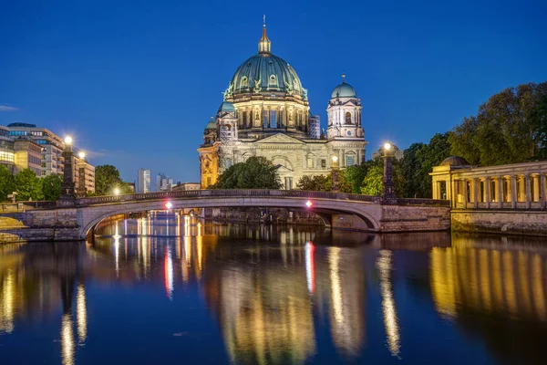 Katedralen Berlin Med Floden Spree Gryningen — Stockfoto