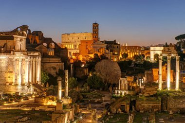 Roma 'daki Roma Forumu' nun harabelerine bakın. Şafak vakti. Kolezyum arkada.
