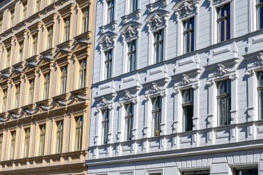 Berlin, Almanya 'da yenilenmiş bazı eski apartman binalarının cephesi