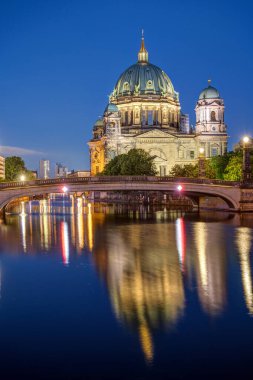 Berlin Katedrali ve Spree nehri geceleri