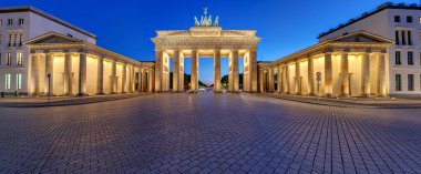 Günbatımından sonra Berlin 'deki Brandenburg Kapısı' nın panoramasında hiç kimse yoktu.