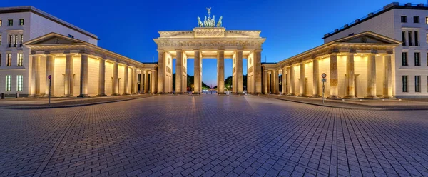 Panorama Des Beleuchteten Brandenburger Tors Berlin Nach Sonnenuntergang Ohne Menschen — Stockfoto