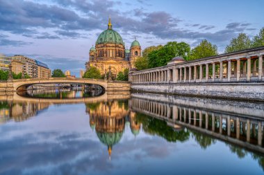 Berlin Katedrali alacakaranlıkta Spree nehrinde bir yansımayla
