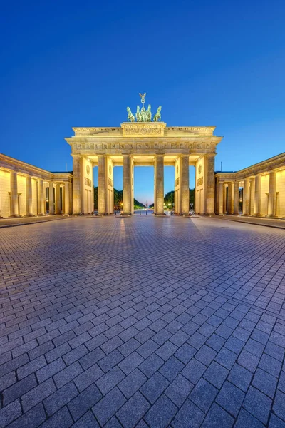 Alacakaranlıkta Berlin Deki Brandenburg Kapısı Nda Hiç Kimse Olmadan Aydınlandı — Stok fotoğraf