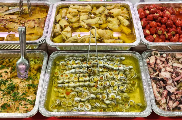 Verschiedene Arten Von Antipasti Zum Verkauf Auf Einem Markt — Stockfoto