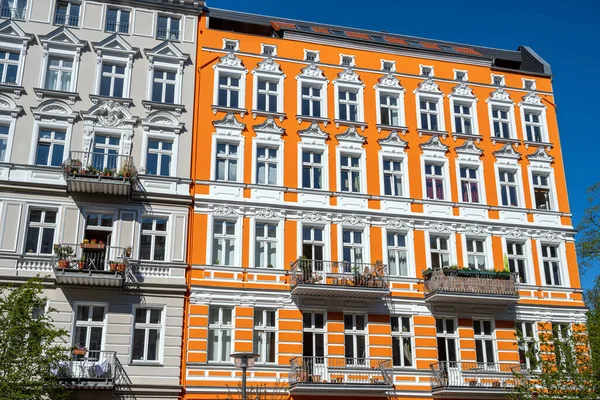 在德国柏林看到的五颜六色的旧公寓楼 — 图库照片