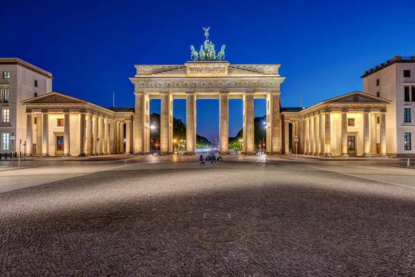 Διάσημη Φωτισμένη Πύλη Του Βρανδεμβούργου Στο Βερολίνο Νύχτα Χωρίς Κόσμο — Φωτογραφία Αρχείου