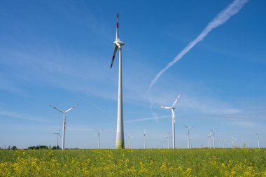 Almanya 'da görülen bir tarımsal alanda rüzgar enerjisi jeneratörleri