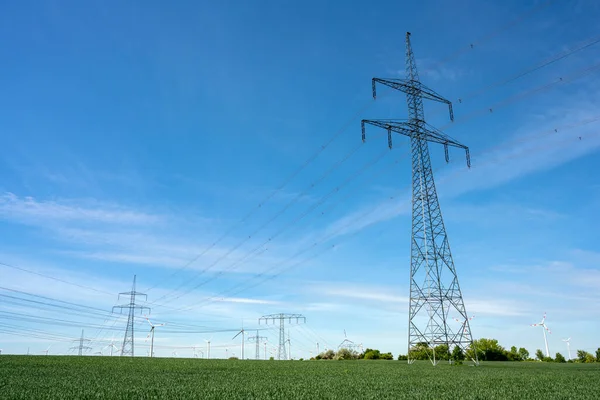 Almanya Görülen Bir Tarımsal Alanda Elektrik Hatlarının Üzerinde — Stok fotoğraf