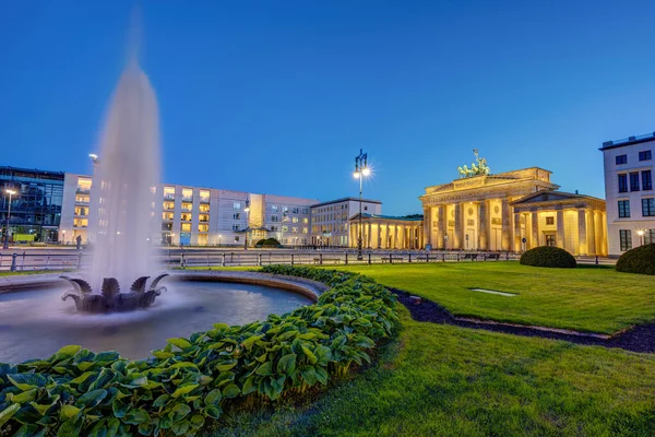 Illuminated Brandenburg Gate Berlin Dusk Fountain — Stock Photo, Image