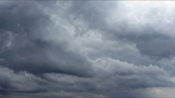 Gewitterwolken ziehen in den blauen Himmel. — Stockvideo