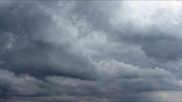 Nubes de tormenta se mueven en el cielo azul . — Vídeo de stock