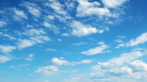 Mooie witte wolken op sky. — Stockvideo