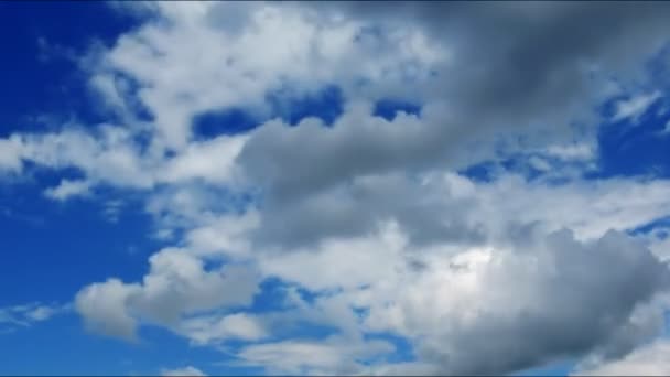 Snelle wolken op de blauwe hemel. — Stockvideo