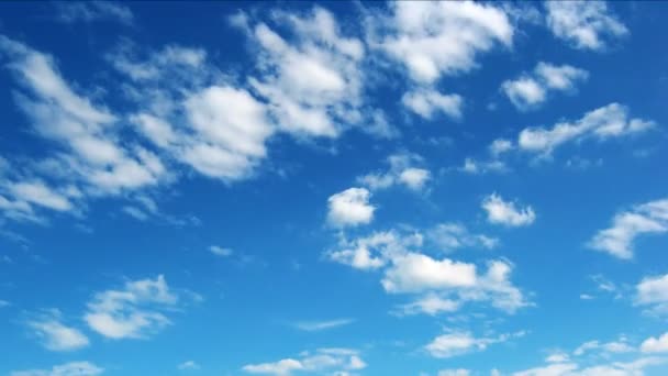 Boucle de nuages blancs se déplaçant rapidement sur ciel bleu . — Video