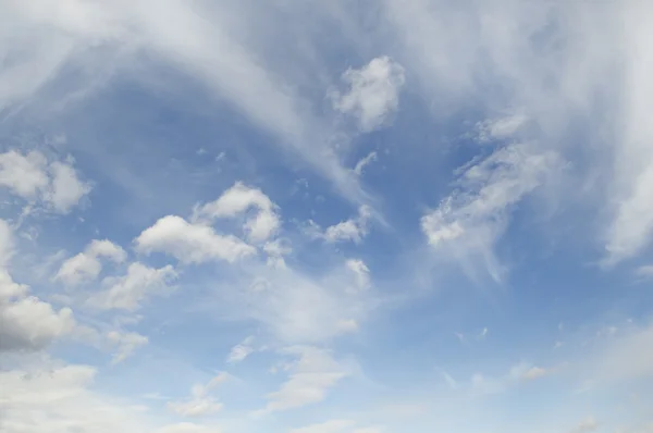 Σύννεφα Cirrus στον γαλάζιο ουρανό — Φωτογραφία Αρχείου