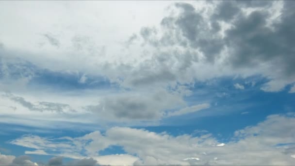 Belas nuvens brancas no céu . — Vídeo de Stock