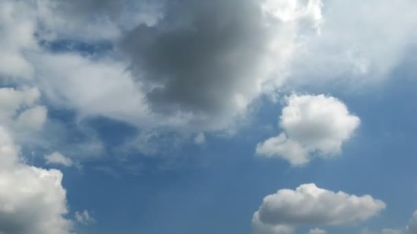 Быстрые облака на голубом небе в ветреную погоду . — стоковое видео