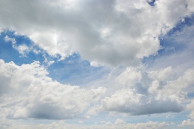 Beyaz kabarık bulutlar