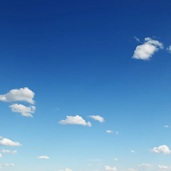 Cirrus mraky na modré obloze — Stock fotografie
