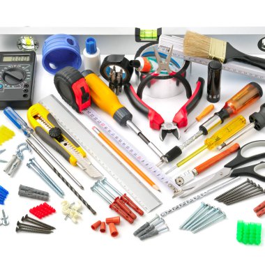 Beyaz arka plan üzerinde toplama araçları