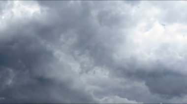 Fırtına bulutları mavi gökyüzünde hareket ediyor. zaman atlamalı Fhd