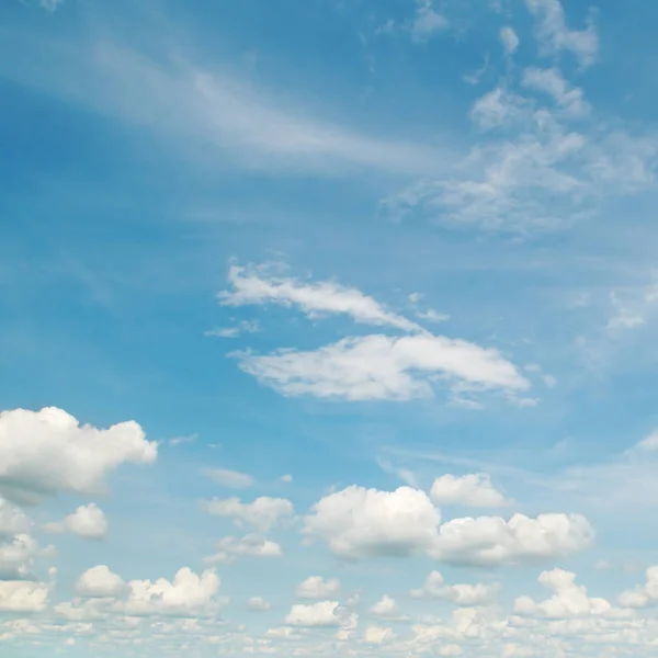 Witte pluizige wolken — Stockfoto