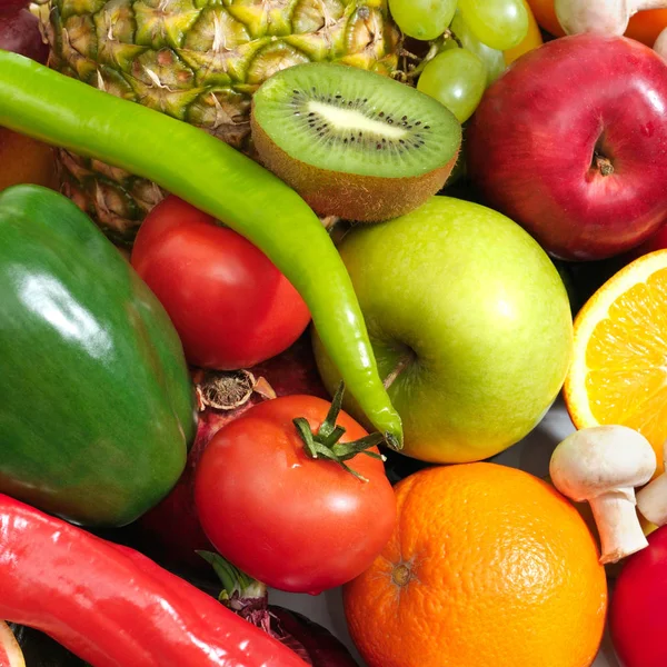 Frutas y hortalizas aisladas sobre un blanco — Foto de Stock