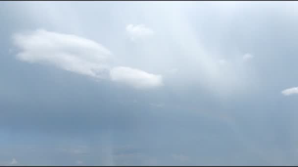 Bedeckter Himmel mit weißen Wolken Regen. — Stockvideo