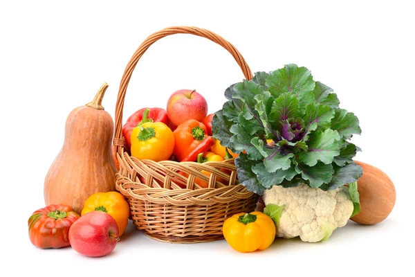 Фрукти та овочі в кошику — стокове фото