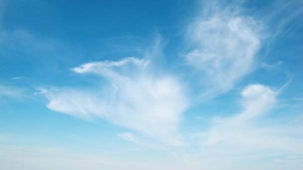 Pequenas nuvens a moverem-se pelo céu azul . — Vídeo de Stock