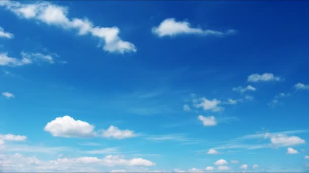 เมฆอย่างรวดเร็วบนท้องฟ้าที่สวยงาม . — วีดีโอสต็อก