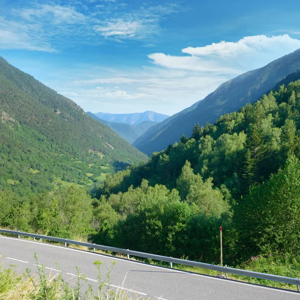 Route asphaltée en haute montagne — Photo