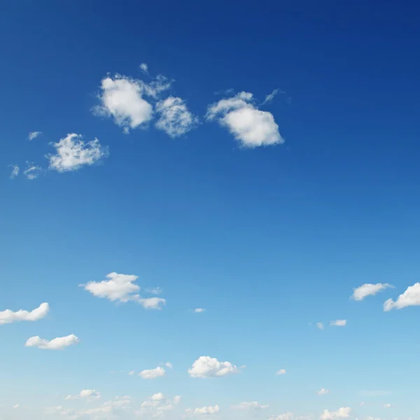 Zirruswolken am blauen Himmel — Stockfoto