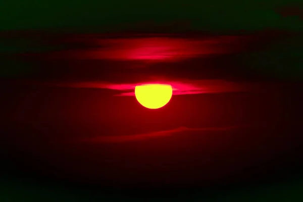Nascer do sol vermelho brilhante no céu — Fotografia de Stock