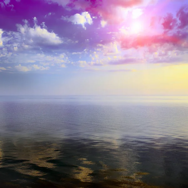 Fantástico amanecer colorido sobre el mar —  Fotos de Stock