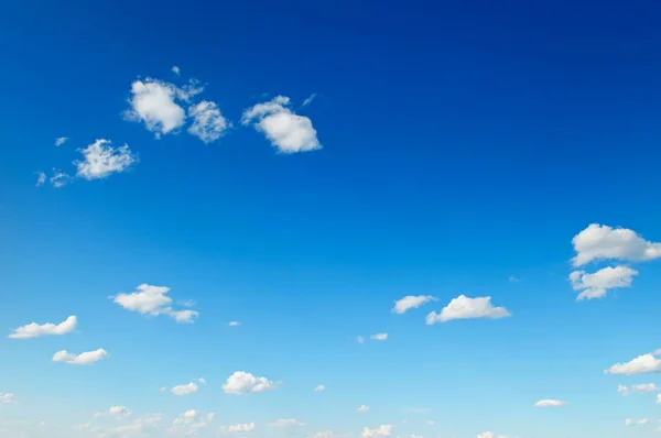 Cirrusmoln i den blå himlen — Stockfoto