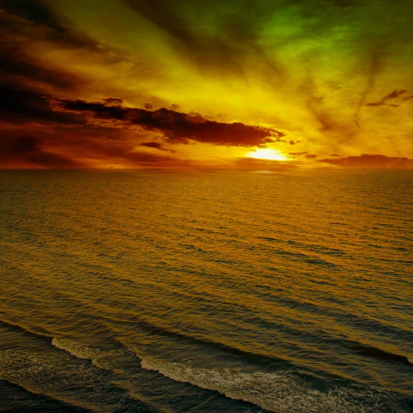 Hermoso amanecer sobre el mar —  Fotos de Stock
