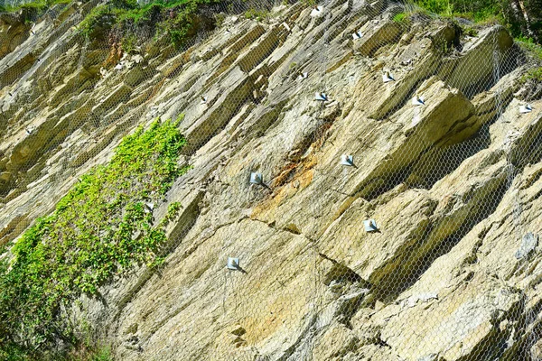 Vangnet van steenslagbeschermkap in de bergen — Stockfoto