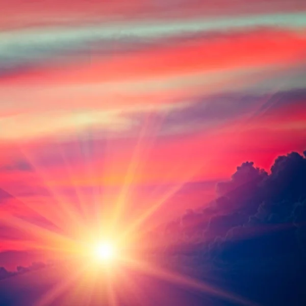 Hermosa puesta de sol brillante. Fondo celestial . —  Fotos de Stock