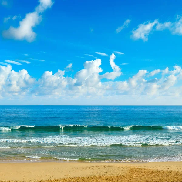 Vagues océaniques et ciel bleu — Photo