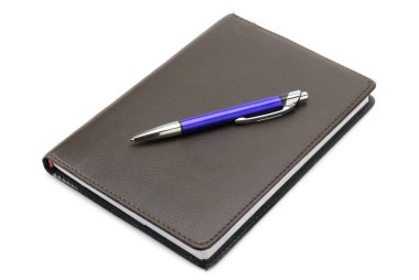 beyaz üzerine izole edilmiş defter ve kalem