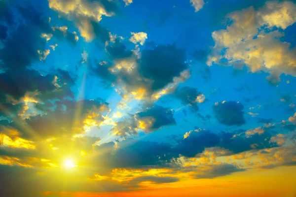 Hermosa puesta de sol brillante — Foto de Stock