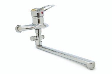 su musluğu beyaza izole edilmiş