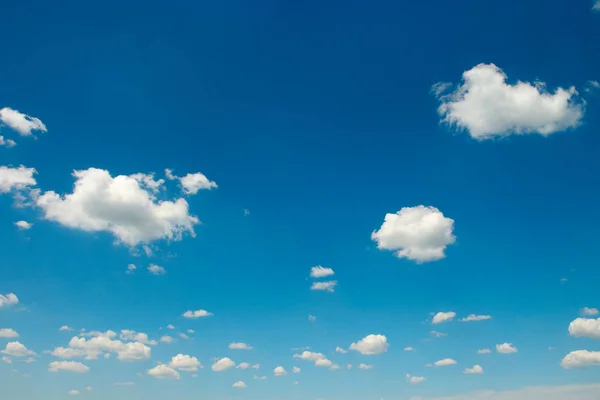 Nubes blancas esponjosas — Foto de Stock