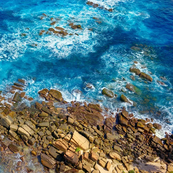 바위 해안의 상위 뷰 — 스톡 사진