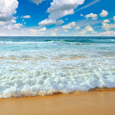 Okyanus dalgaları ve mavi gökyüzü