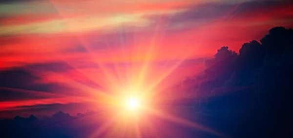 सुंदर चमकदार सूर्यास्त. स्वर्गीय पार्श्वभूमी . — स्टॉक फोटो, इमेज