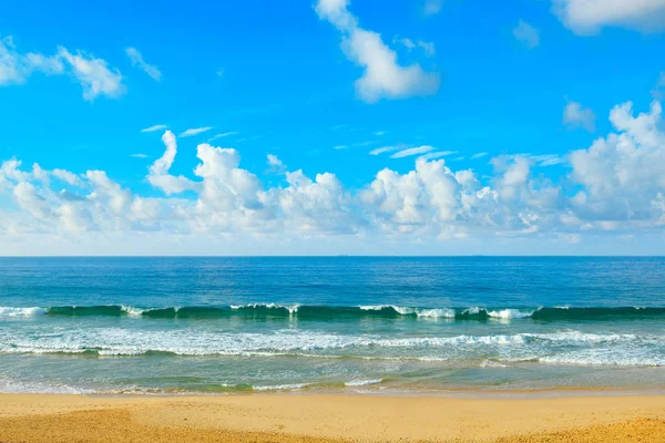 Fale oceaniczne i błękitne niebo — Zdjęcie stockowe